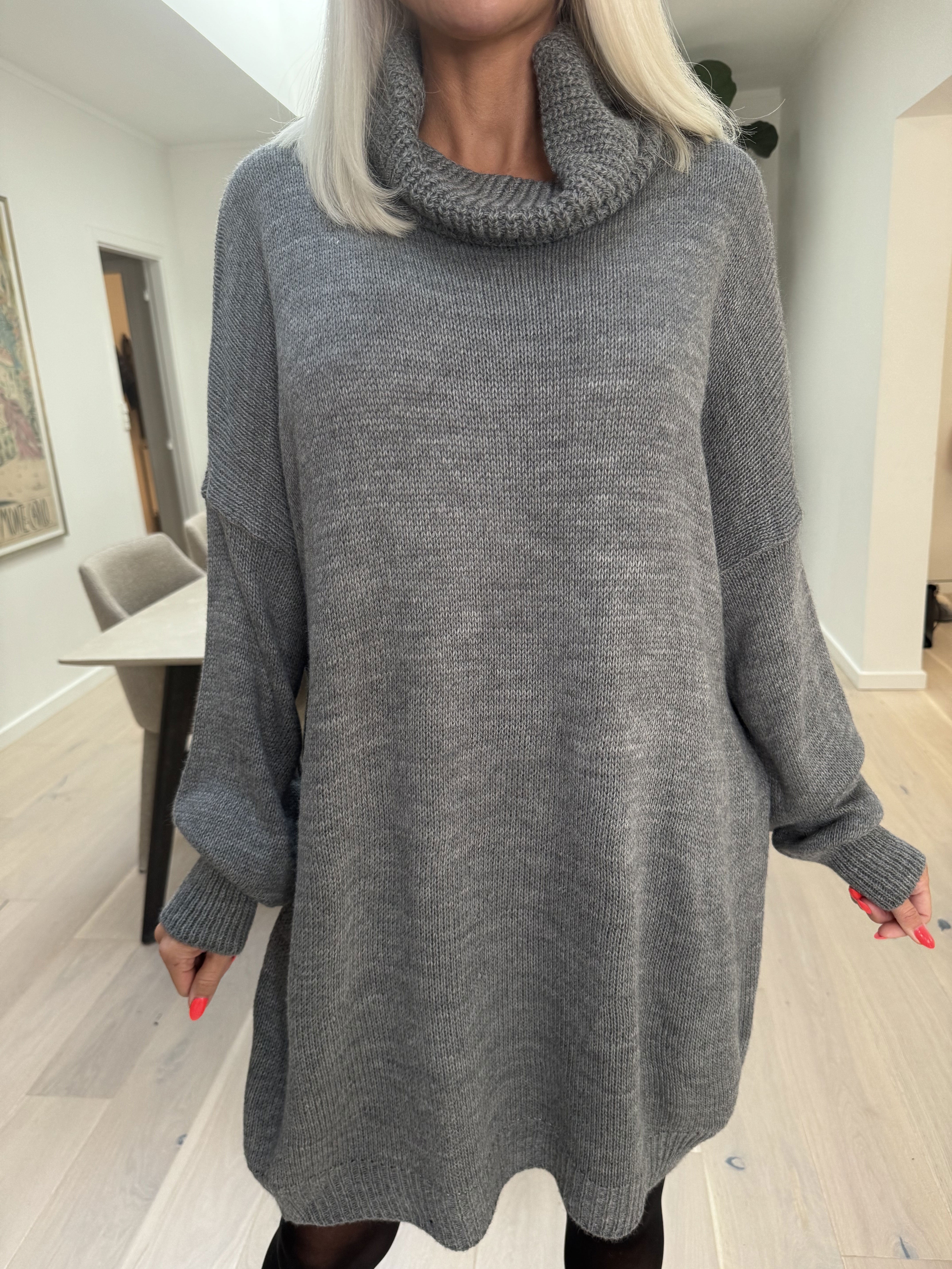 Blair - Enfärgad stickad klänning med polokrage